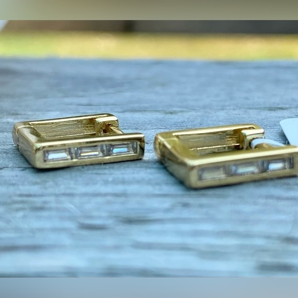 AQUA 18K GOLD OVER STERLING SILVER WITH CUBIC ZIRCONIA STONES CARTRIDGE HUGGIE - Picture 8 of 8